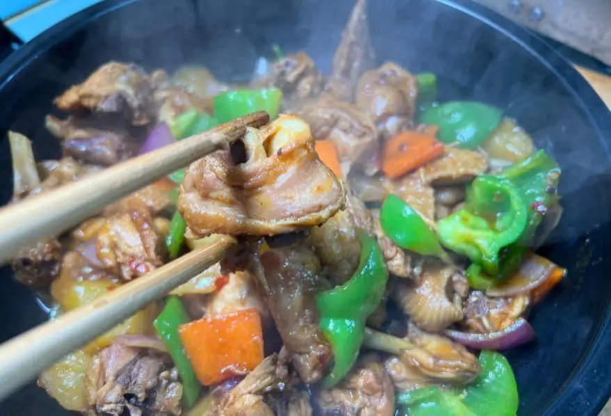 家庭版大盘鸡做法_正宗新疆大盘鸡食谱_新疆大盘鸡皮带面