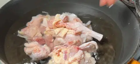 家庭版大盘鸡做法_正宗新疆大盘鸡食谱_新疆大盘鸡皮带面
